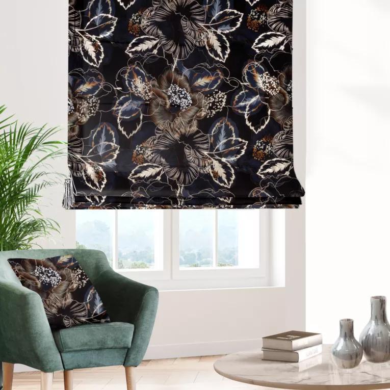 Roleta rzymska czarna z miękkiej, welwetowej tkaniny, z nadrukowanym dużym wzorem kwiatowym
