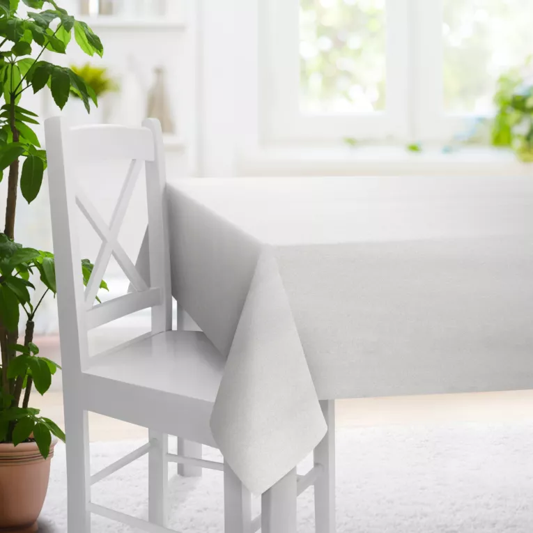 Obrus szyty srebrny z gładkiej tkaniny przeplatanej błyszczącą lureksową nicią