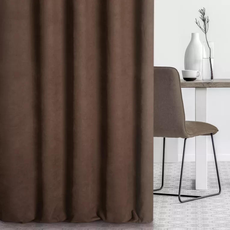 Zasłona szyta na taśmie 5 cm DORA - HIT ciemnobrązowa z miękkiej tkaniny o welurowej strukturze
