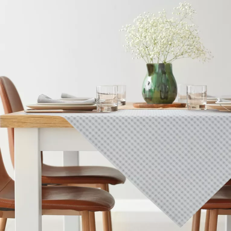 Obrus popielaty 135x180 cm z żakardowej tkaniny FLASH świąteczny w krateczkę przetykany srebrną nicią