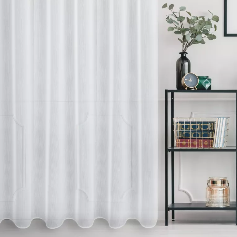 Firana szyta na taśmie fala biała z siatki zdobionej lureksową nicią, wykończona obciążnikiem