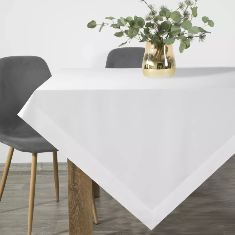 Obrus zdobiony delikatnie nabłyszczaną listwą w eleganckim opakowaniu