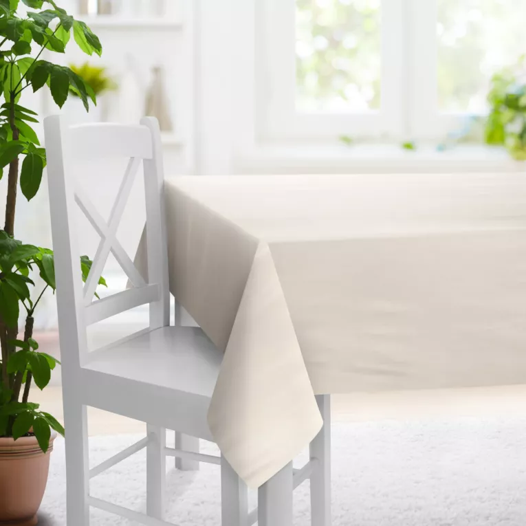 Obrus szyty kremowy z tkaniny o satynowym połysku zaciemniającej w 100%