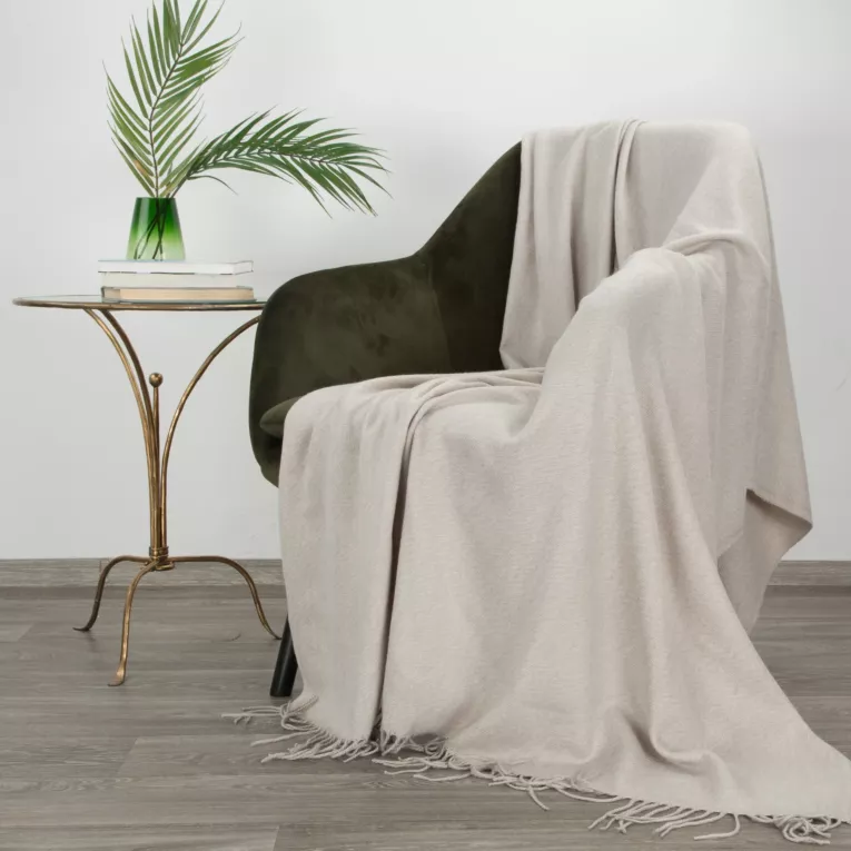 Koc AKRYL 5 miękki w dotyku koc z drobnym strukturalnym wzorem i frędzlami