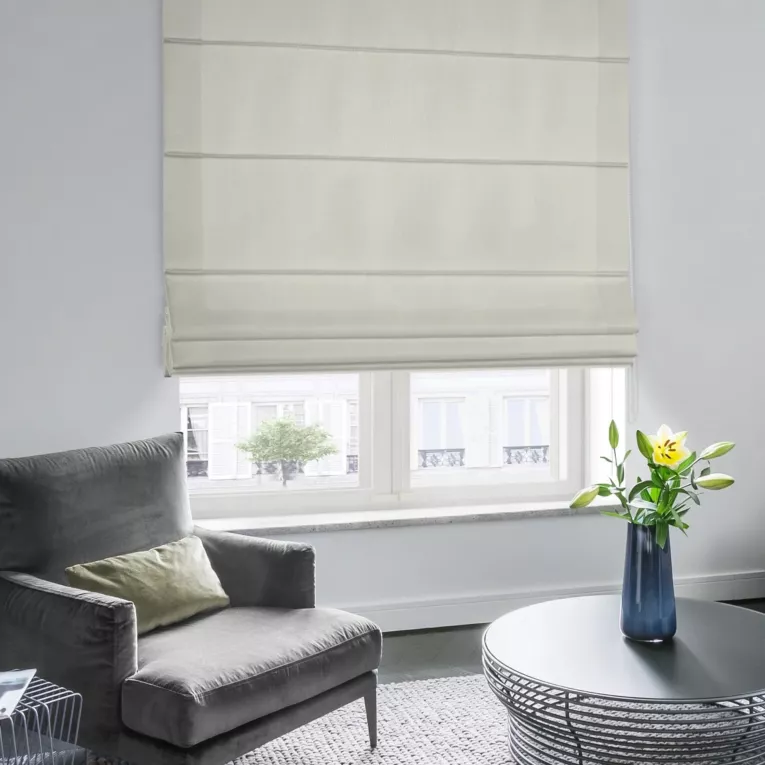 Roleta rzymska LUXOR beżowa z eleganckiej lśniącej tkaniny o drobnym splocie