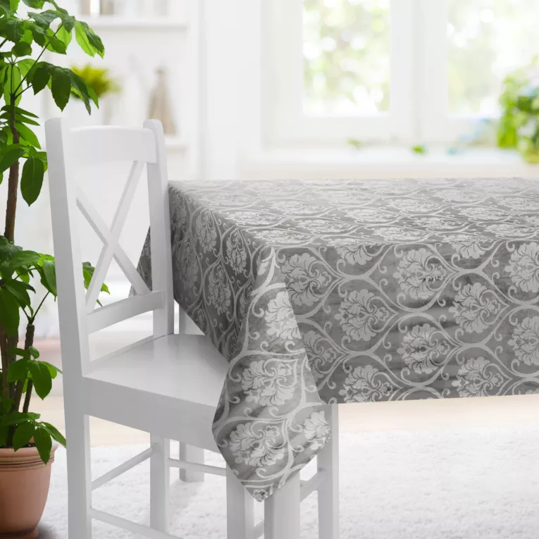 Obrus szyty stalowo srebrzysty z miękkiej tkaniny welwetowej z ornamentowym błyszczącym nadrukiem