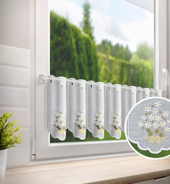 Tkanina firanowa zazdrostka zdobiona haftem w drobne stokrotki