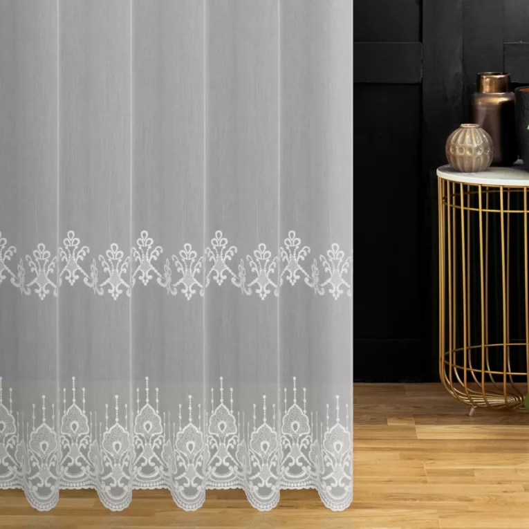 Firana szyta na taśmie 5 cm biała z matowej tkaniny ozdobionej haftem z cekinami