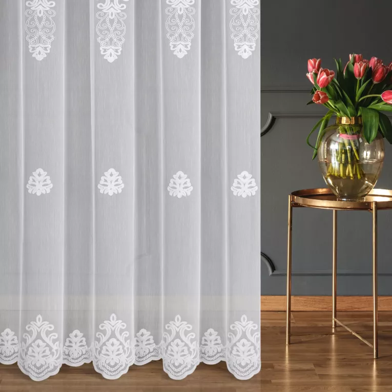 Firana szyta na flexach biała z delikatnej tkaniny typu aden zdobionej łańcuszkowym haftem