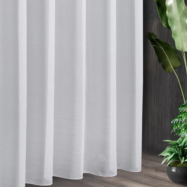 Tkanina firanowa gładka siateczka z delikatnym połyskiem, odporna na zaciągnięcia, wykończona obciążnikiem z kolekcji Pierre Cardin