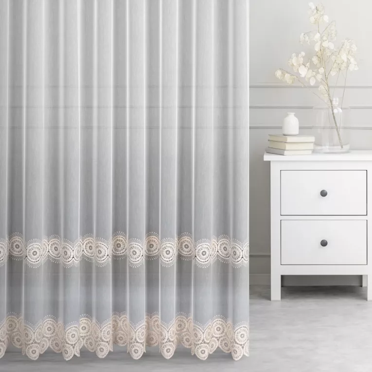 Firana szyta na taśmie 5 cm biało beżowa z delikatnej tkaniny typu aden zdobionej aplikacją o subtelnym połysku