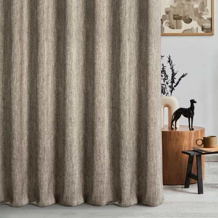 Zasłona szyta na taśmie 5 cm jasnobrązowa z tkaniny w stylu eko z efektem melanżu