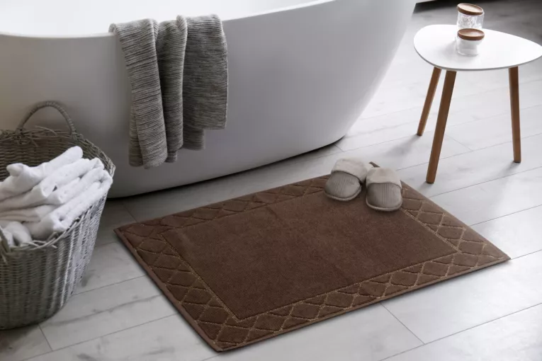 Dywanik łazienkowy MARTHA z bawełny, dobrze chłonący wodę z geometrycznym wzorem wykończony błyszczącą nicią