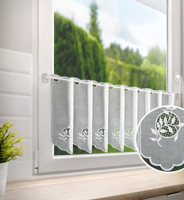 Tkanina firanowa zazdrostka z etaminy zdobiona ażurowym haftem w drobne listeczki