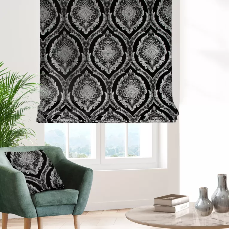 Roleta rzymska czarno srebrna z szenilowej tkaniny w klasyczny wzór ornamentowy przetykany błyszczącą nicią Italissima Eva Minge