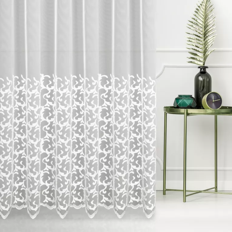 Firana szyta na przelotkach kremowa z delikatnej, matowej tkaniny typu PERU, zdobionej fantazyjnym haftem Italissima Eva Minge