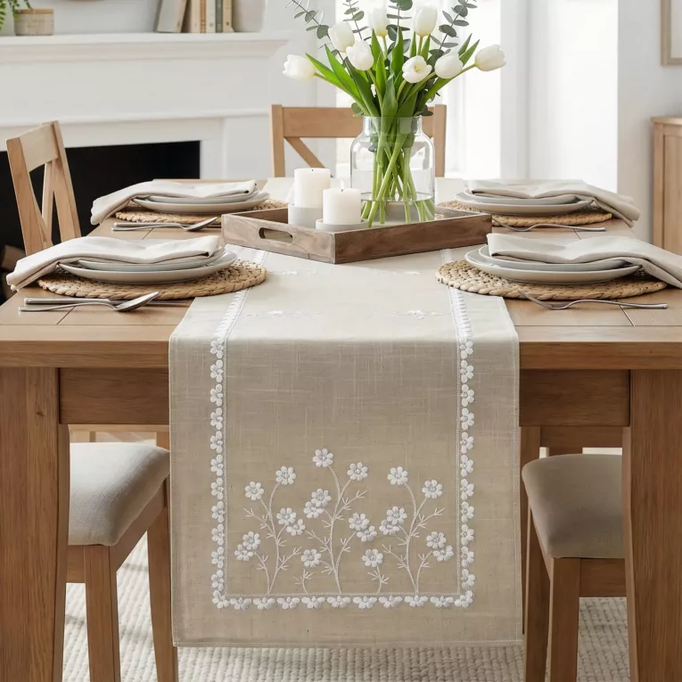 Bieżnik na stół beżowy 40x140 cm ADELINE z dodatkiem lnu zdobiony haftem