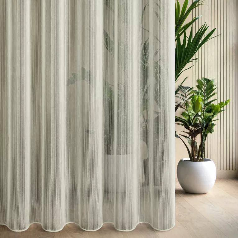 Firana szyta na flexach naturalna z drobnej siatki w pionowe prążki, wykończona obciążnikiem