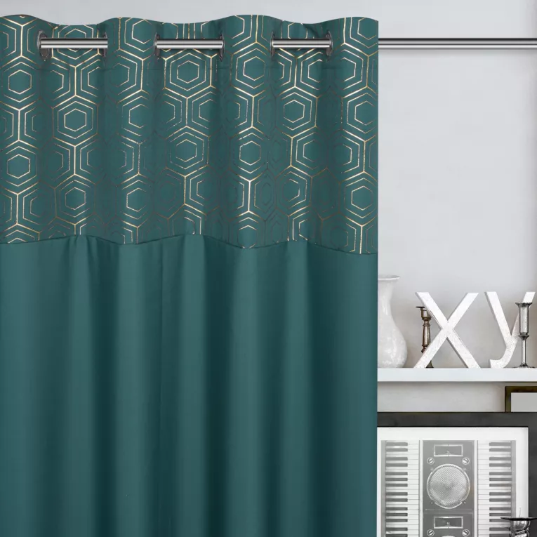 Zasłona z gładkiej matowej tkaniny z ozdobnym pasem z geometrycznym złotym nadrukiem w górnej części