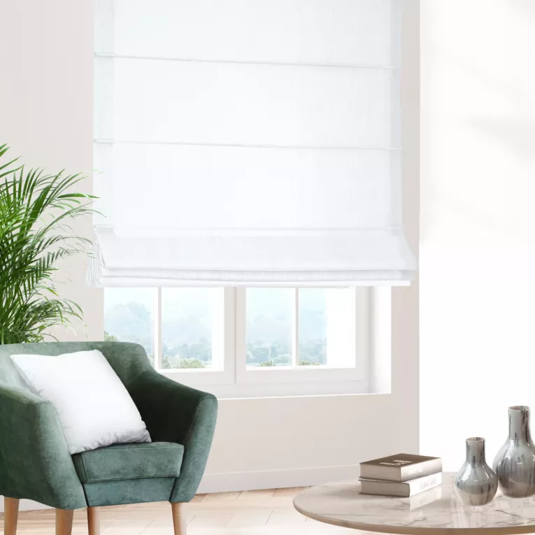 Roleta rzymska jasnosrebrna z gładkiej tkaniny typu blackout