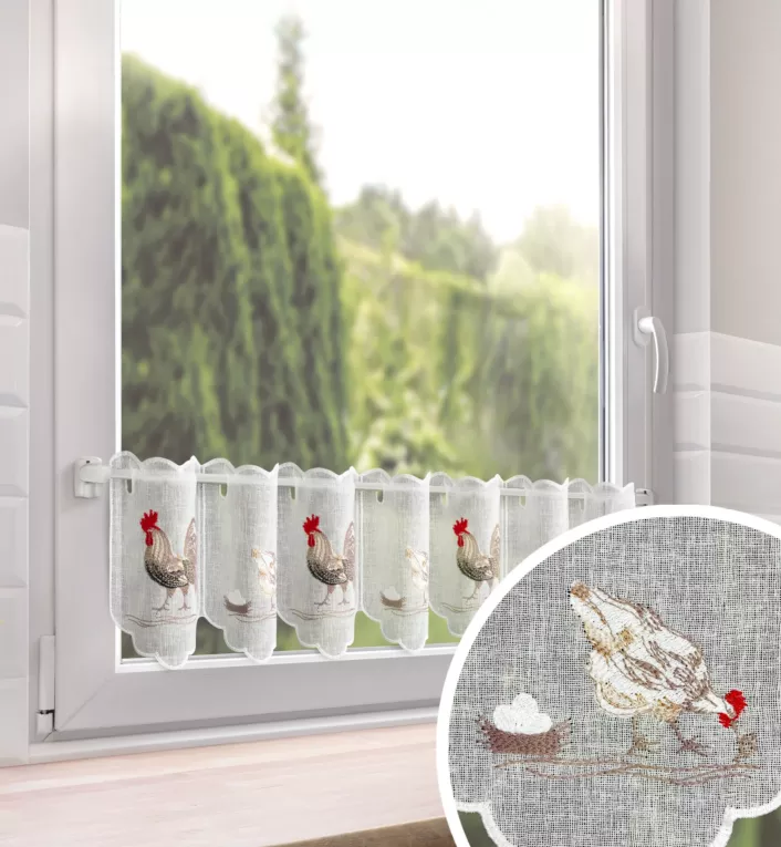 Tkanina firanowa zazdrostka zdobiona haftem uroczych kogutów