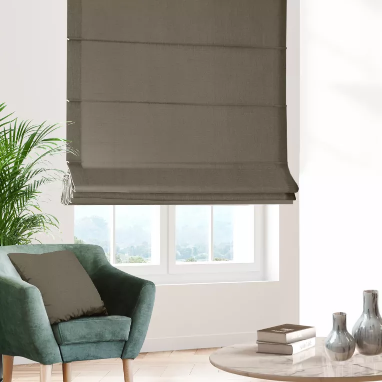 Roleta rzymska ciemnobeżowa z miękkiej, matowej tkaniny w drobny geometryczny wzór