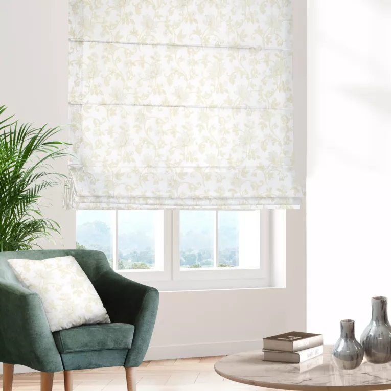 Roleta rzymska kremowo złota z gładkiej tkaniny przeplatanej błyszczącą lureksową nicią o wzorze w kwiaty