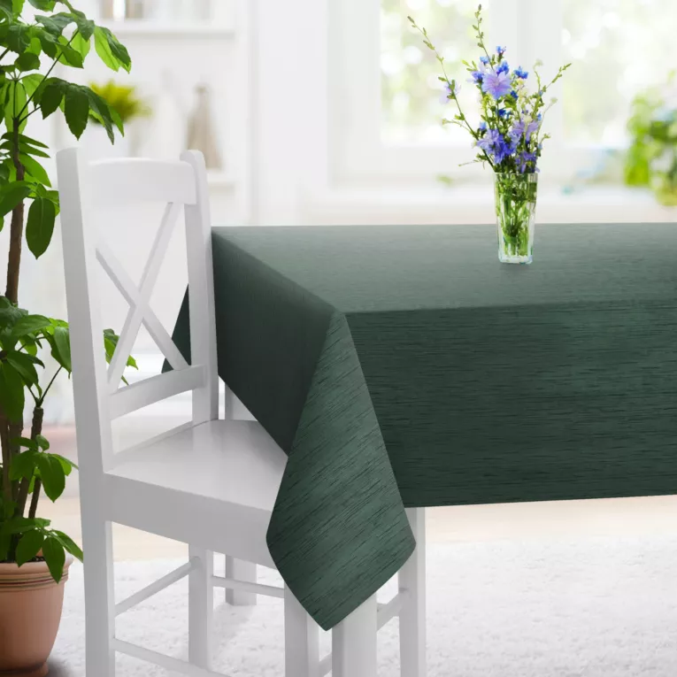 Obrus szyty ciemnozielony z tkaniny welwetowej w pionowe prążki, wykończona obciążnikiem