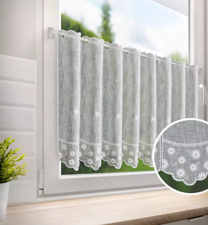 Tkanina firanowa zazdrostka z etaminy zdobiona haftem drobnych kwiatów