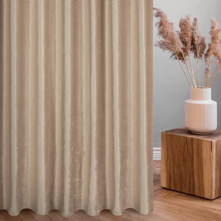 Zasłona szyta na taśmie 5 cm jasnobeżowa z miękkiej tkaniny welwetowej z efektem kreszowania, wykończona obciążnikiem