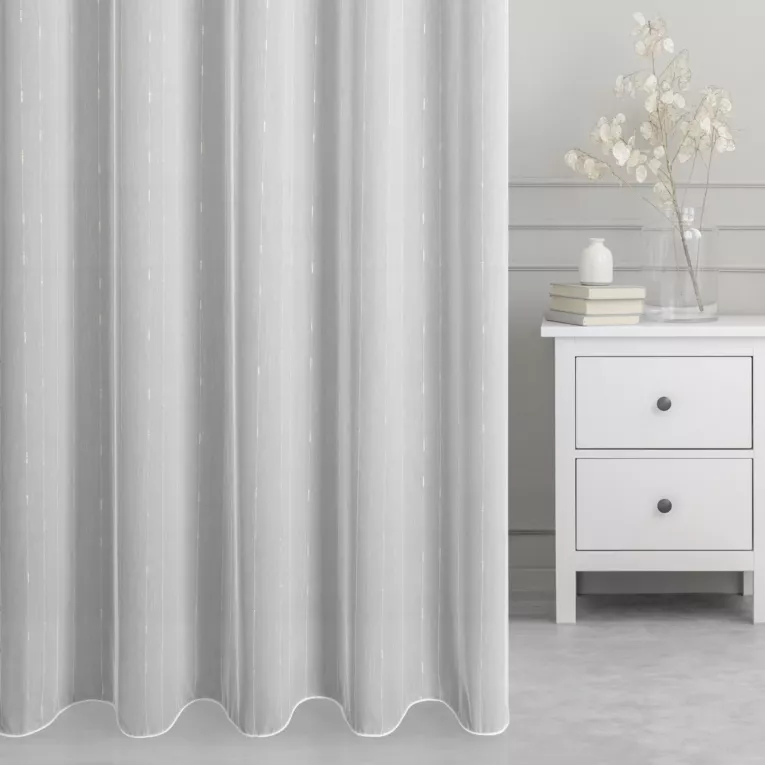 Firana szyta na taśmie 5 cm kremowo złocista z tkaniny typu ADEN z efektem deszczyku w pionowe, delikatnie połyskujące prążki, wykończona obciążnikiem