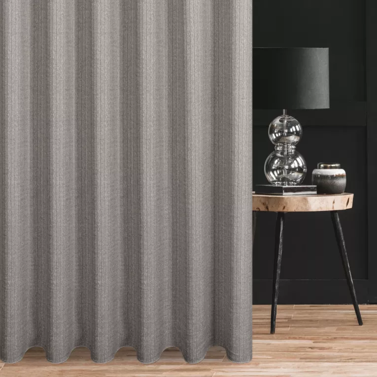 Zasłona szyta na taśmie 8 cm jasnobrązowa z tkaniny z efektem melanżu wykończona obciążnikiem