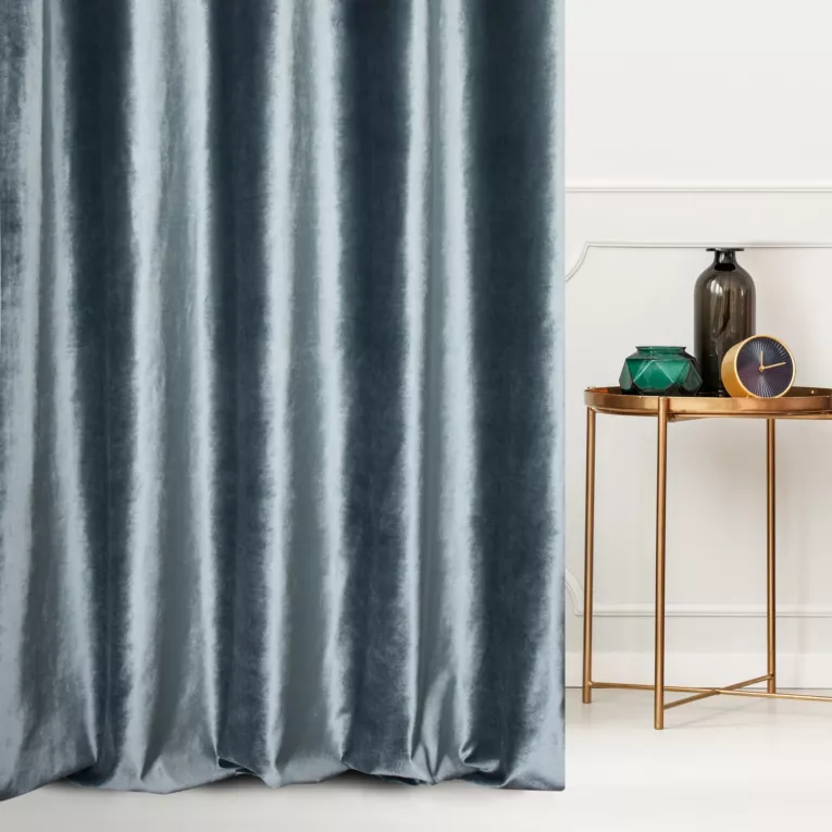 Zasłona szyta na taśmie 5 cm błękitna z miękkiej welwetowej tkaniny z połyskiem