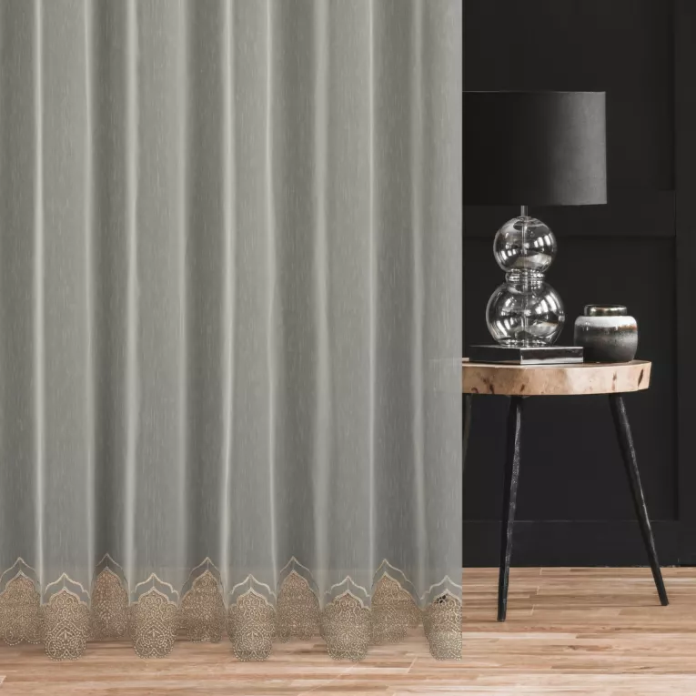 Firana szyta na taśmie 5 cm kremowo złota z matowej tkaniny zdobionej dołem delikatną aplikacją z dodatkiem połyskującej nici Pierre Cardin