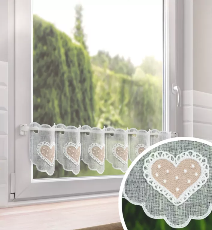 Tkanina firanowa zazdrostka zdobiona haftowaną aplikacją w kształcie serca