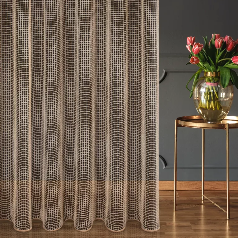 Firana szyta na taśmie 5 cm beżowa z luźno tkanej siatki szenilowej, delikatnej i miękkiej w dotyku, wykończona obciążnikiem