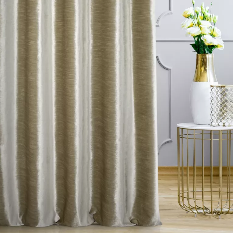 Zasłona szyta na taśmie 5 cm SAFARI 1 szarobeżowa z miękkiej welwetowej tkaniny z połyskiem i poziomym prążkiem