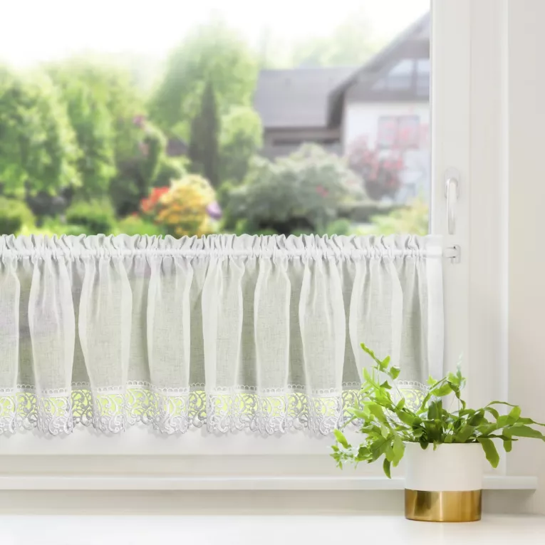 Zazdrostka z matowej etaminy zdobiona gipiurą