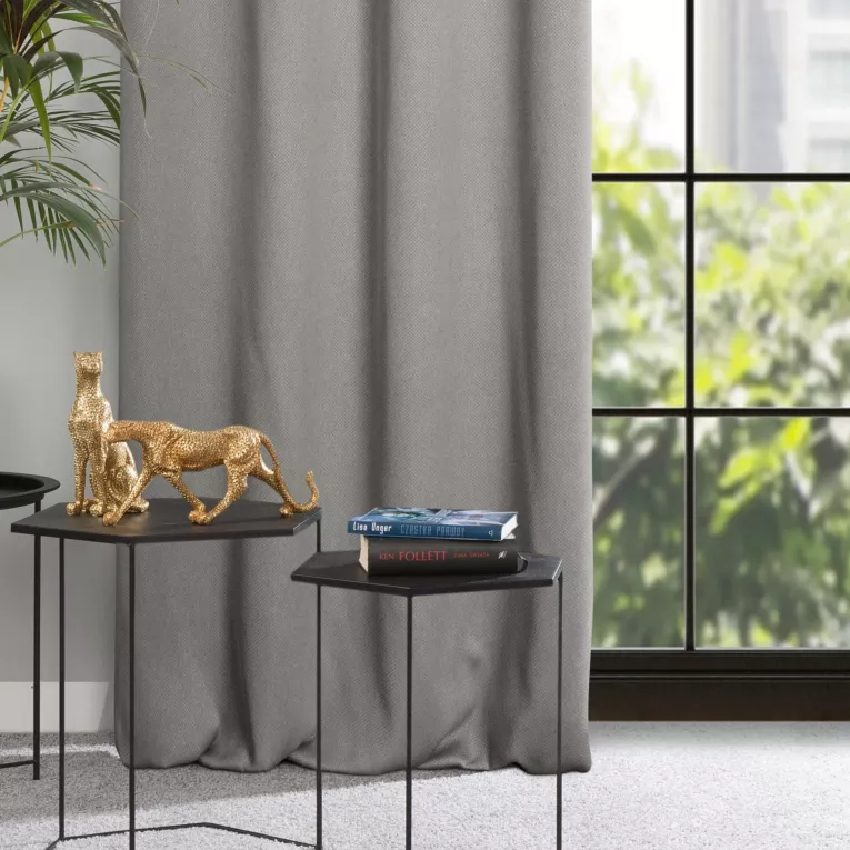 Zasłona szarobeżowa zaciemniająca o strukturze drobnej krateczki 135x250 przelotka - AMARO