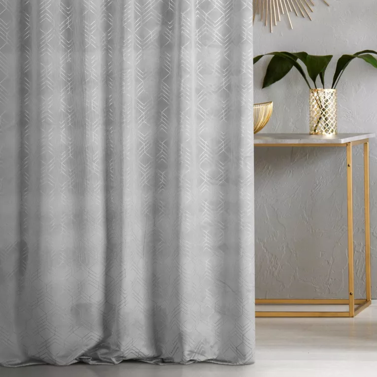 Zasłona szyta na taśmie 5 cm ISMENA jasnoszara z tkaniny welwetowej z geometrycznym błyszczącym nadrukiem