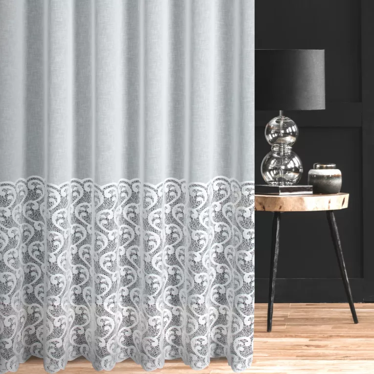 Firana szyta na przelotkach naturalna z matowej etaminy, zdobiona dołem szerokim pasem fantazyjnej aplikacji Italissima Eva Minge