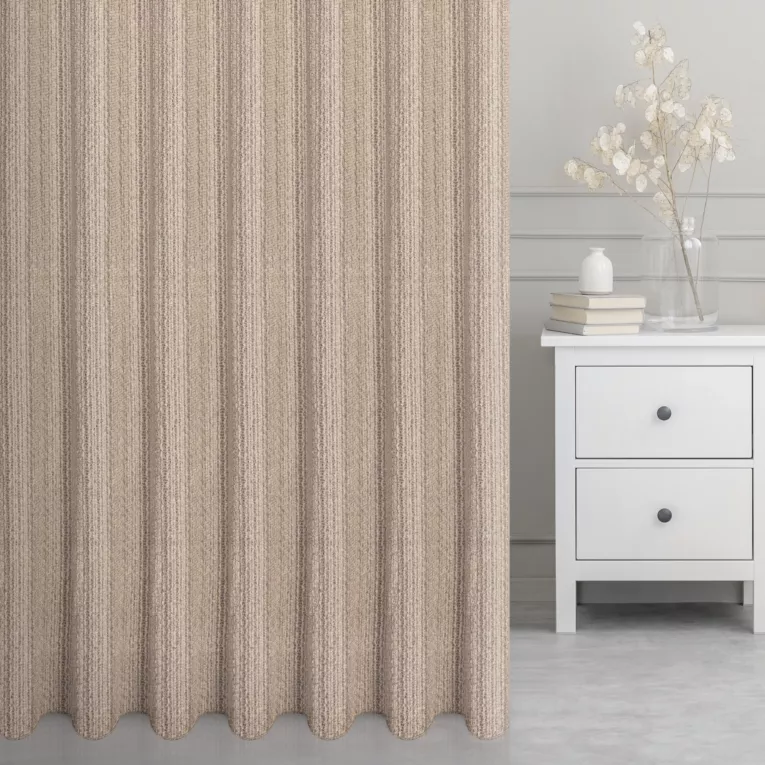 Firana szyta na przelotkach jasnobrązowa siatka w stylu eko z efektem melanżu wykończona obciążnikiem