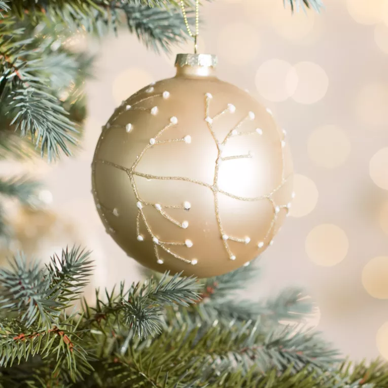 Szklana bombka choinkowa ręcznie zdobiona wzorem gałązek