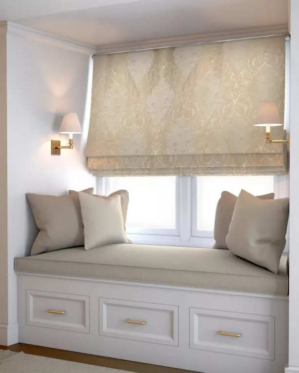 Roleta rzymska kremowo złota z szenilowej tkaniny w drobny geometryczny wzór przetykany błyszczącą nicią