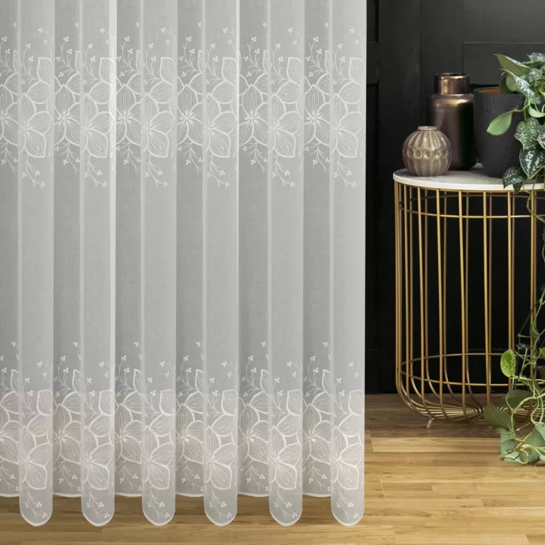 Firana szyta na taśmie 5 cm naturalna z cienkiej etaminy ozdobionej matowym haftem w kwiatowy wzór