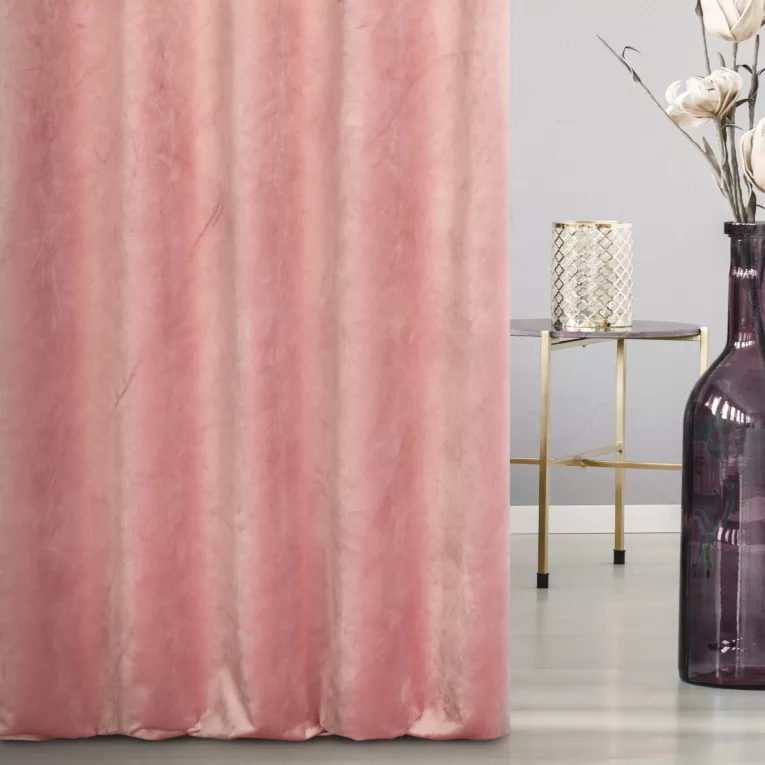 Zasłona szyta na taśmie 5 cm pudrowo różowa ze szlachetnej grubej tkaniny welwetowej o gramaturze 400g/m2