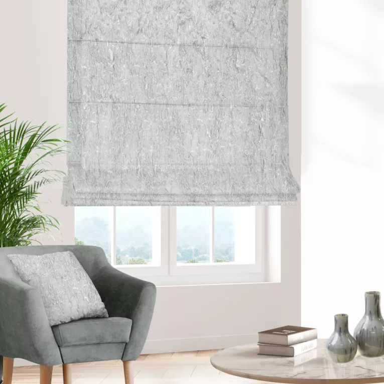 Roleta rzymska JAMIL srebrna z tkaniny o nieregularnym wypukłym wzorze i lekkim połyskiem