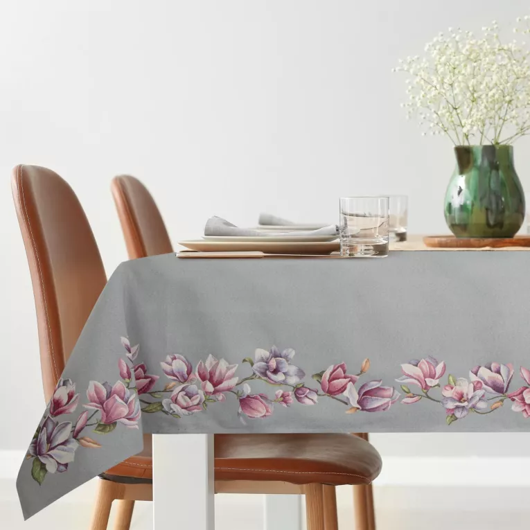 Obrus popielato, różowy 140x180 cm gobelinowy zdobiony motywem kwiatów magnolii