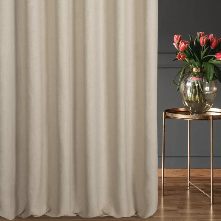 Zasłona szyta na tunelu kremowa z tkaniny o grubym splocie