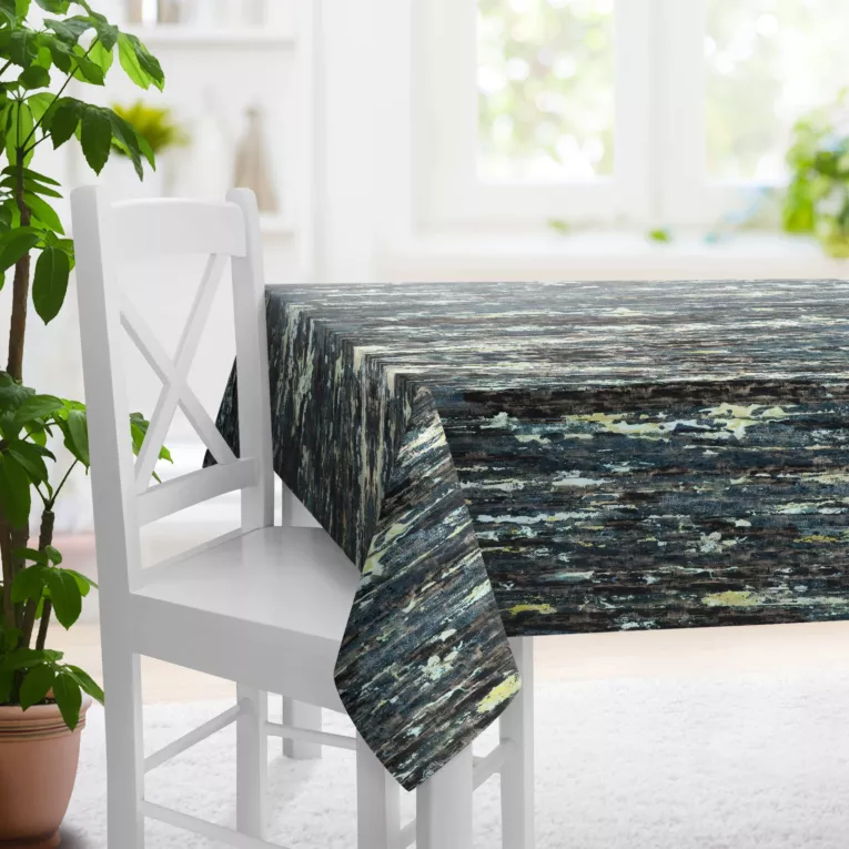 Obrus szyty granatowo czarny miękka, welwetowa, z przecieranym wzorem i błyszczącym złocistym nadrukiem